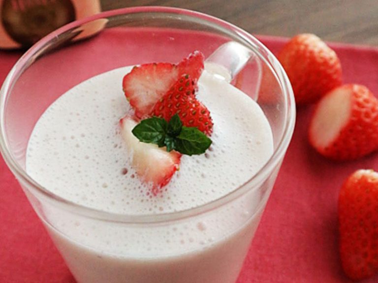 Manuka Honey & Strawberry Lassi